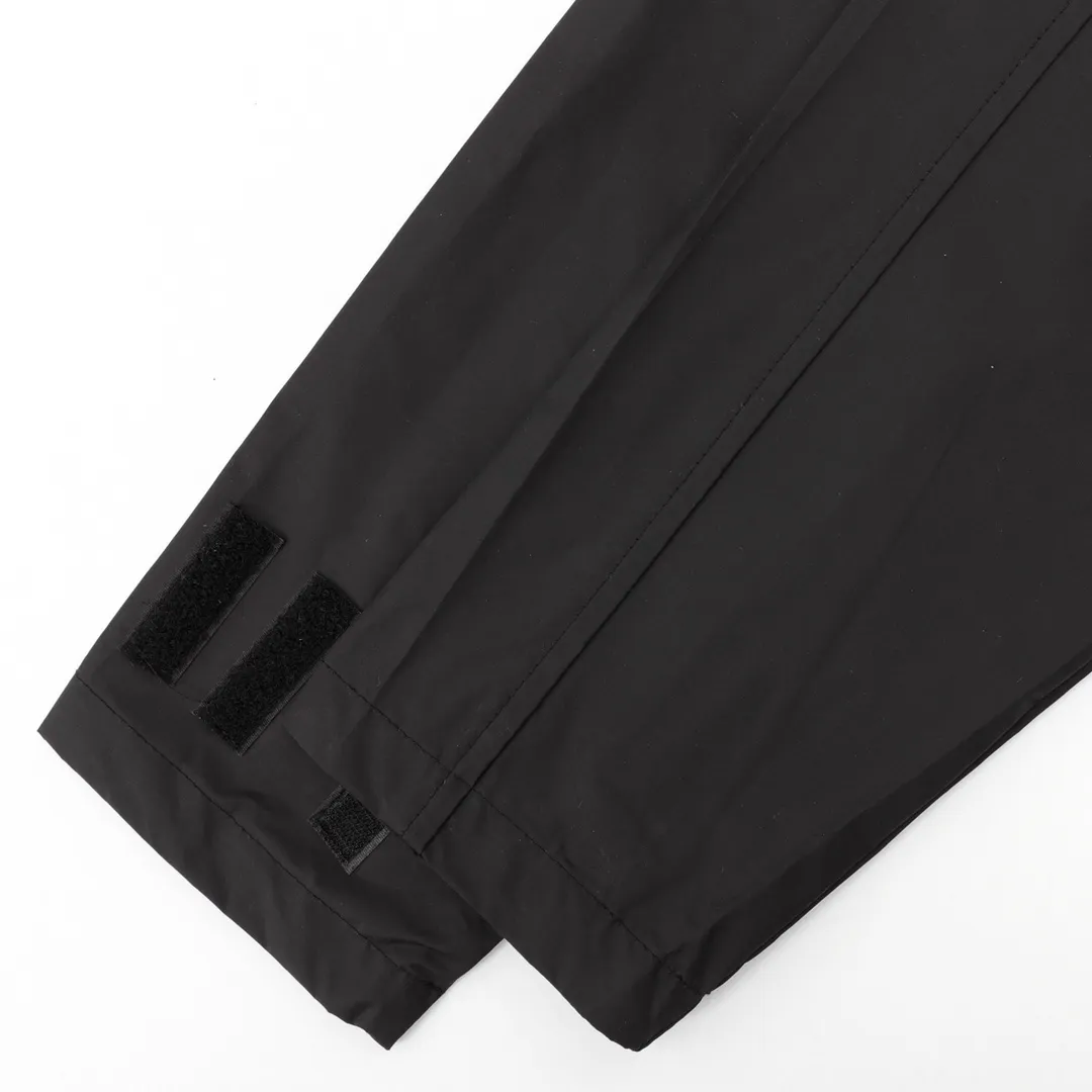🅿️740 Stone Island/Stone Island outdoor multi-pocket long zipper jacket. In order to restore all the texture of ZP, this year the team spent several months and finally shipped it. All excipients are restored to ZP! Highly permeable laminated fabric Gore-tex imitates water-breathable film, which feels better and more comfortable. The fabric has certain waterproof, windproof and UV-proof effects. It is one of the must-have jacket fabrics in Stone Island. It is light and thin because of the characteristics of the fabric. It is functional and full of outdoor sports. There are two pockets on the chest, and there is the logo embroidery of Stone Island nautical compass badge on the arm. It is a must-have item for outdoor travel! size：XS-L